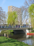 844266 Gezicht op de Waterloobrug in de Kranenburgerweg over de Kromme Rijn te Utrecht, van uit het Krommerijnpark. Op ...